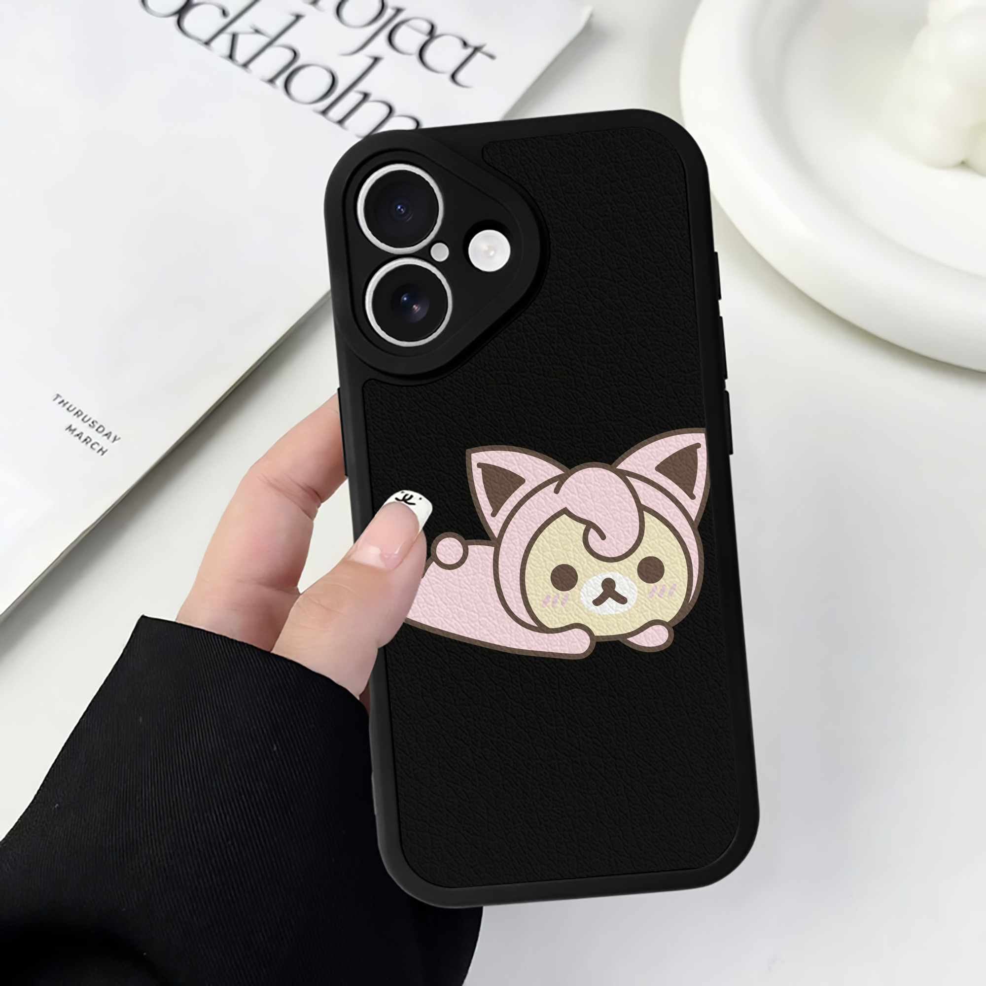 （画像用） リラックマ リラックマ キイロイトリ Rilakkuma Korilakkuma Kiiroitori 【iPhone 16シリーズ対応】シリコンスマホケース（レザー調） 材質：シリコン